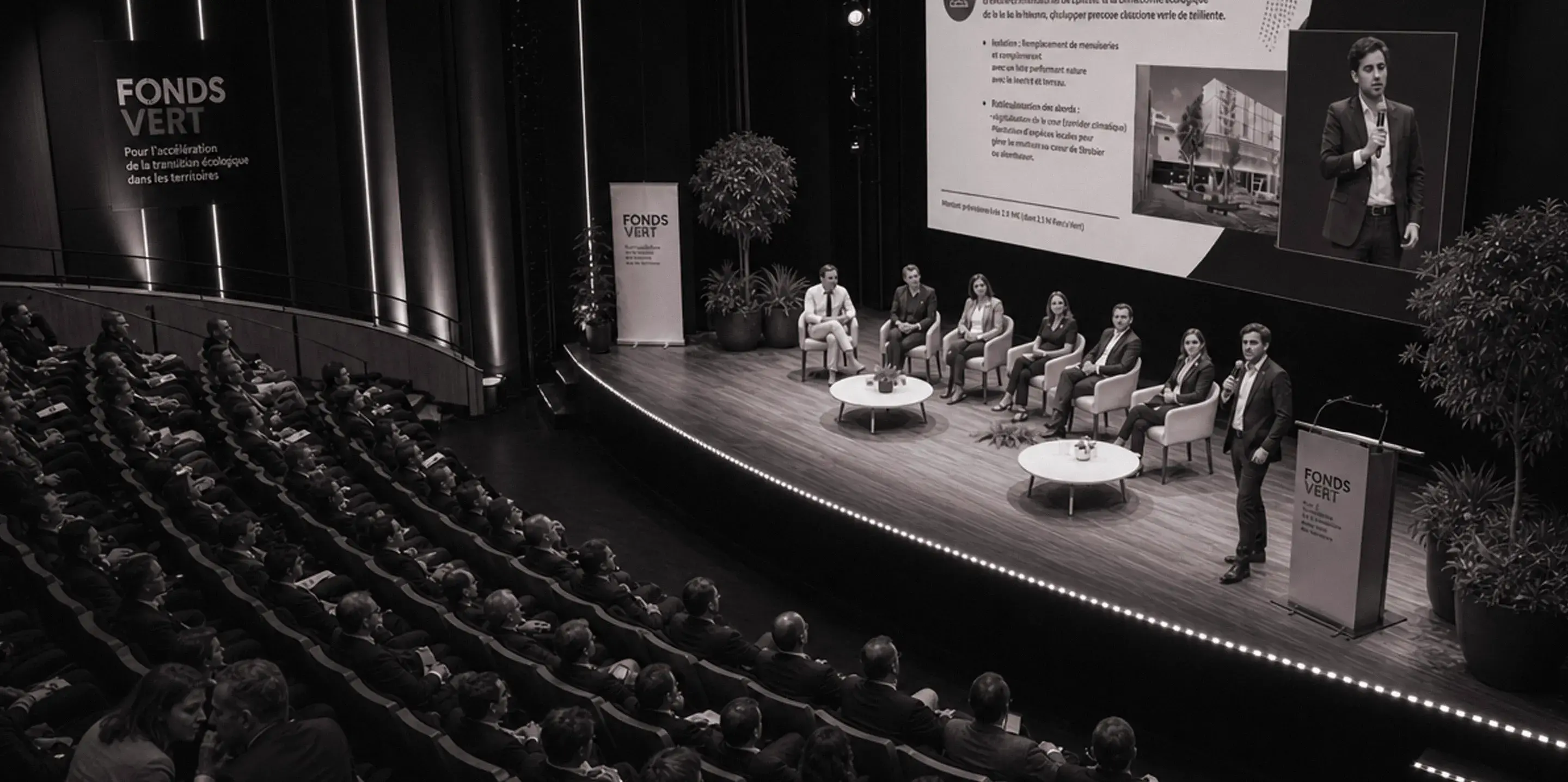 Conférence en plénière devant un public dans un auditorium